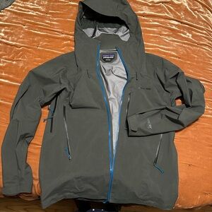 Men’s Patagonia Pluma Jackets Gore-Tex pro, size Large, nwot